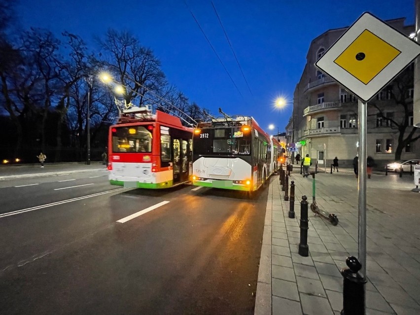 Kolizja autobusu z samochodem osobowym w centrum Lublina