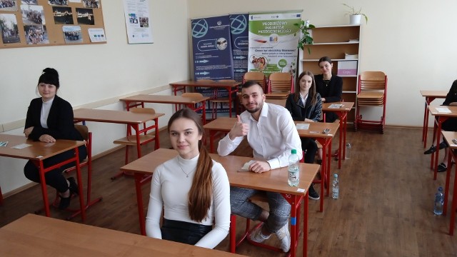 Uczniowie Zespołu Szkół Ekonomicznych w Skarżysku przed rozpoczęciem egzaminu z języka angielskiego.