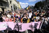 Parada Równości 2022 przeszła przez Poznań. Były też kontrmanifestacje. W marszu szło 8 tysięcy osób. Zobacz zdjęcia