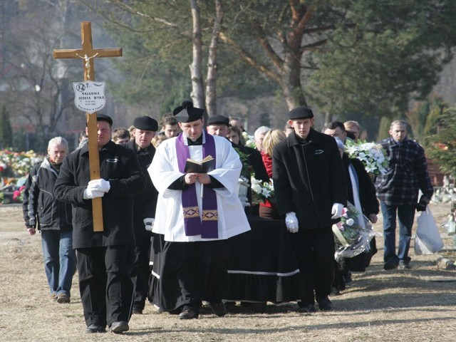 Różana Dziewczyna została zamordowana 15 lat temu w Holandii. Dziś jej ciało pochowano w Polsce.