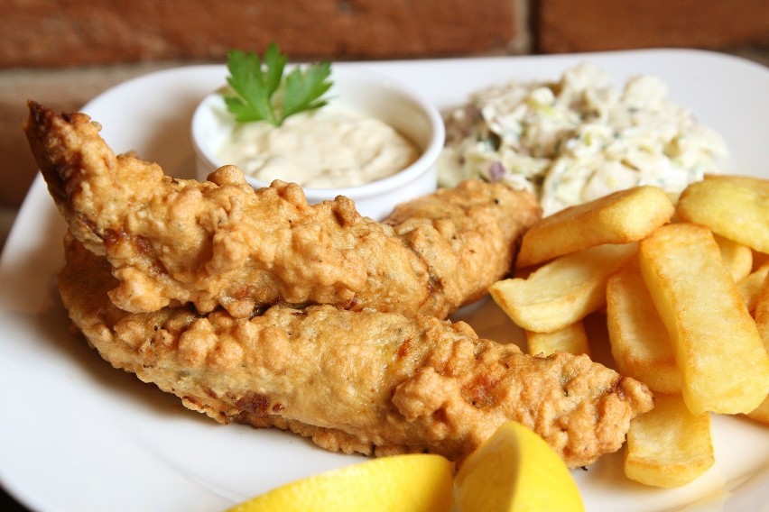 Fish and chips, czyli dorsz w cieście podany z frytkami.