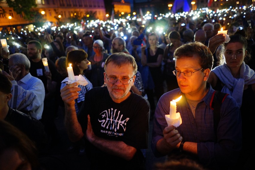 Łańcuch Światła: Tłumy manifestują na placu Wolności