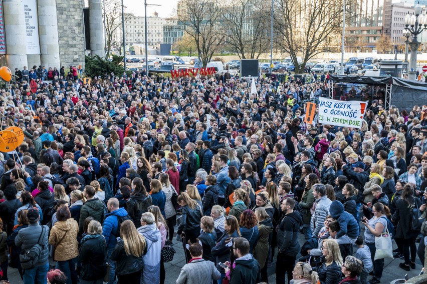 Strajk nauczycieli 2019. Warszawa: Artyści dla nauczycieli...