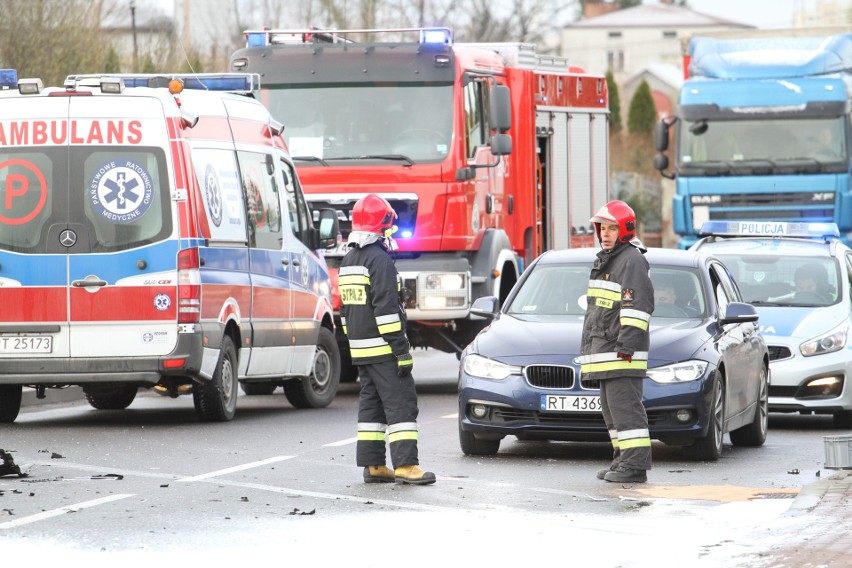 Wypadek w Tarnobrzegu. Tir zderzył się z autem osobowym, droga była zablokowana [ZDJĘCIA]