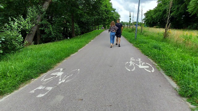 Ścieżka biegnie parkiem wzdłuż rzeki, to ciekawy szlak, idealny na przejażdżkę czy spacer.