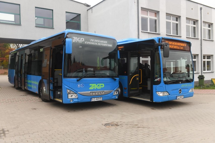 Autobusy są podstawową formą transportu zbiorowego w gminach...