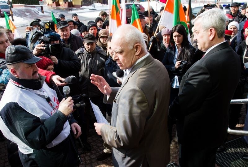 Urząd Marszałkowski - pikieta w obronie kolei. Protest i spotkanie z marszałkiem (zdjęcia)