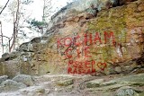 Ktoś „ozdobił” pomnik przyrody Kamienie Brodzińskiego wyznaniem miłości. I to z błędem!