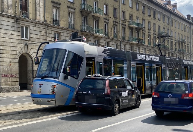 Zderzenie samochodu osobowego z tramwajem we Wrocławiu