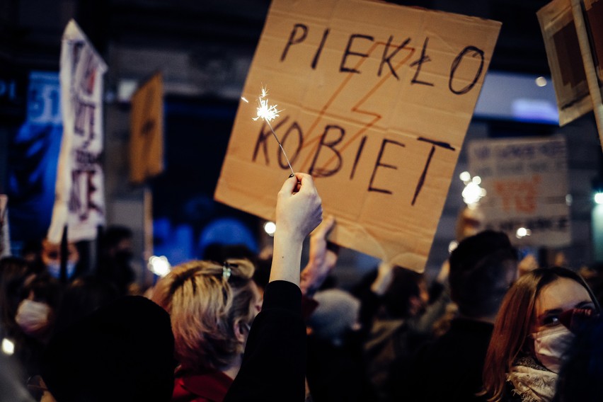 Ogólnopolski Strajk Kobiet trwa, do akcji dołączyło ponad 200 miast. Gdzie i kiedy kolejne strajki? Lista protestów, nie tylko w Polsce