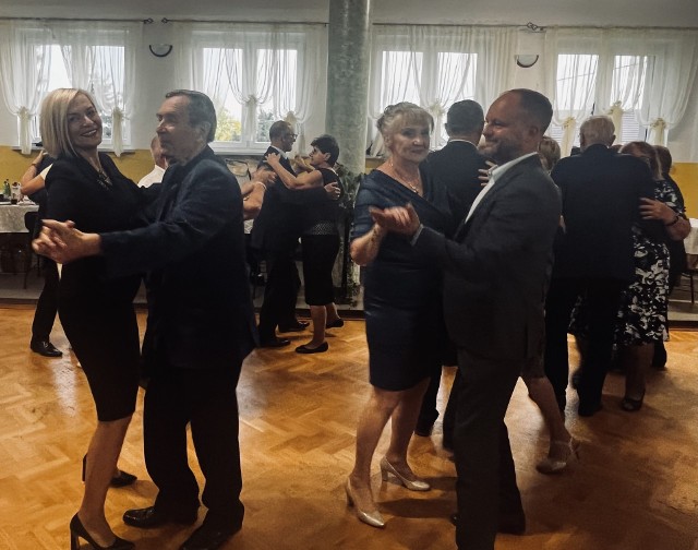 Podczas Dnia Seniora do szalonego tańca porwani zostali wicemarszałek Renata Janik i burmistrz Działoszyc Stanisław Porada. Więcej na kolejnych zdjęciach