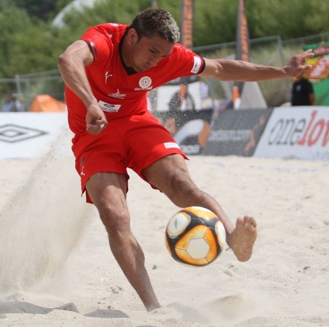 Batista (przy piłce) dzisiaj przyjechał do Słupska i od razu udał się na trening. Tutaj na plaży w Ustce.