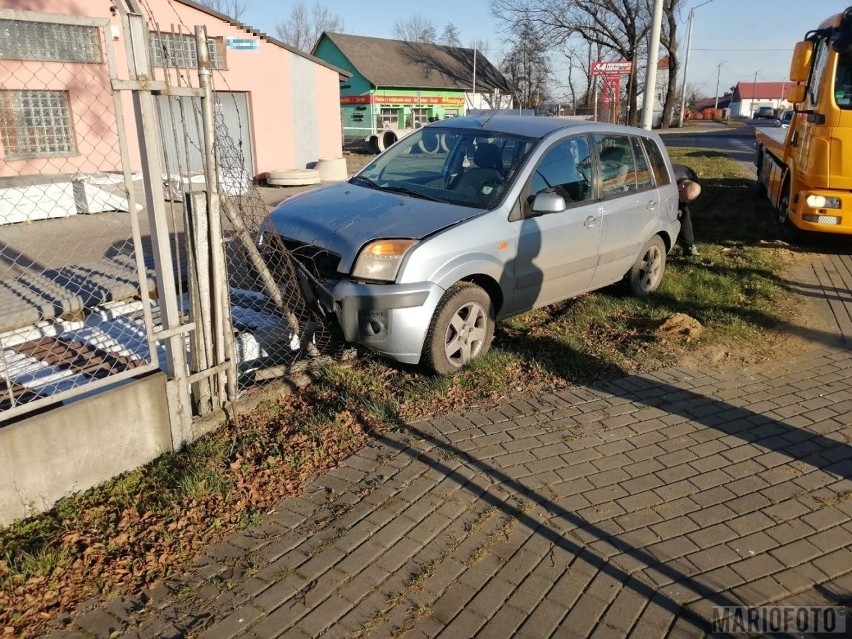 Kępa. Ford wypadł z jezdni, przebił płot i wjechał w...