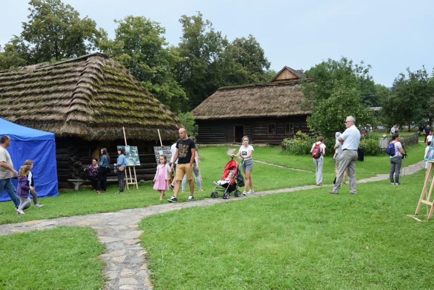 Szymbark. XV Panorama Kultur. W skansenie głośno gra muzyka, jest mnóstwo ludzi, są stoiska z rękodziełem, gospodynie częstują pysznościami