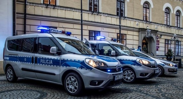 Flotę policyjnych radiowozów polkowickiej komendy uzupełnią trzy Fiaty Doblo, dwie Kia Cee'd oraz Peugeot Partner