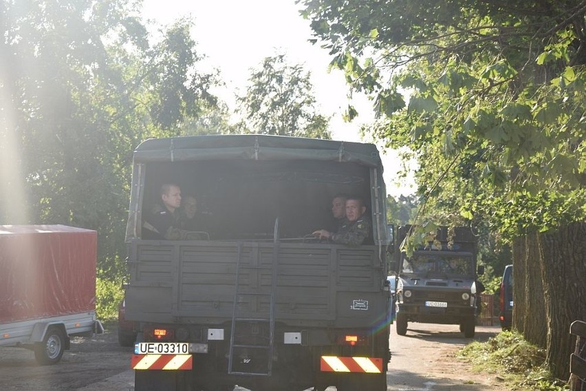 Śluzą spuszczana jest woda z Wielkiego Kanału Brdy do Brdy....