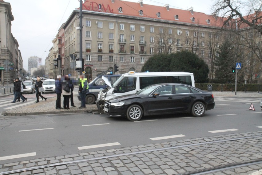 Wypadek na placu Kościuszki. Zderzenie audi z taksówką