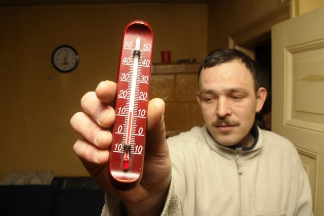 Pan Robert pokazuje temperaturę, jaka panuje w mieszkaniu- W mieszkaniu mamy 11 stopni - mówi pan Robert.