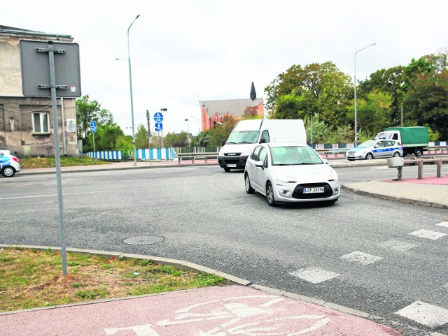 Kierowcy skręcając na zielonym, kierunkowym świetle w lewo są przekonani o bezkolizyjności i nie wiedzą, że mogą spotkać na swojej drodze rowerzystów, dla których nie ma żadnych sygnałów.