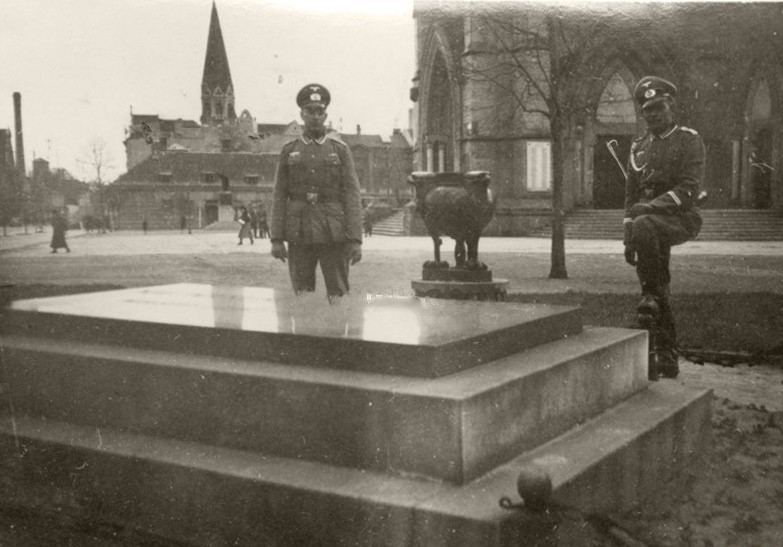 Niemieccy żołnierze w Łodzi w 1939 r. przy Grobie Nieznanego...