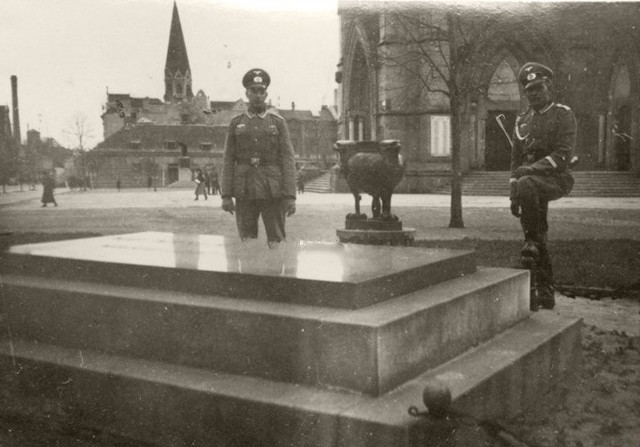 Niemieccy żołnierze w Łodzi w 1939 r. przy Grobie Nieznanego Żołnierza.