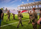 Kompania Reprezentacyjna Wojsk Obrony Terytorialnej i pierwszy Dzień Flagi przed meczem Radomiaka 