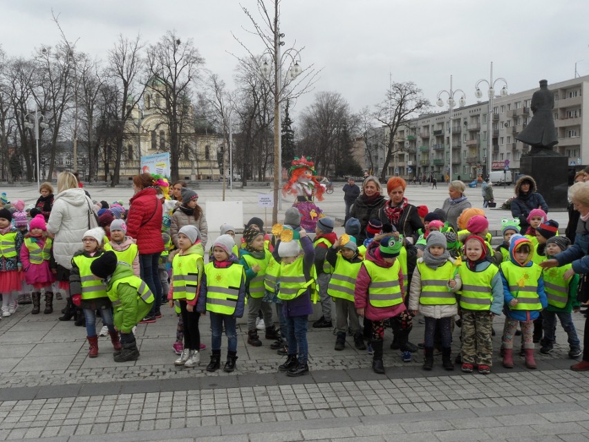 Częstochowskie przedszkolaki, na placu Biegańskiego, przed...