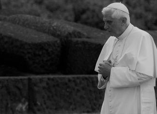 Opolscy biskupi proszą o modlitwę za duszę zmarłego papieża.