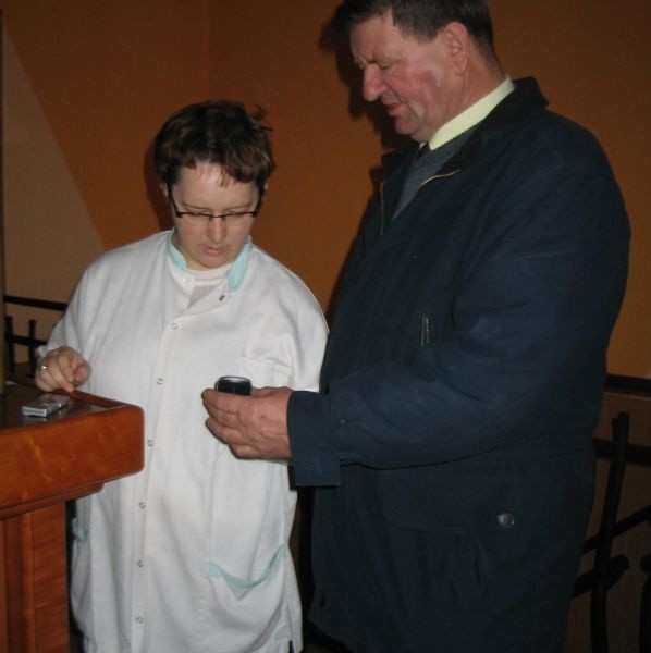 Od dwóch dni Dorotka i jej córka mają prąd w mieszkaniu - pokazuje Stanisław Uziel.