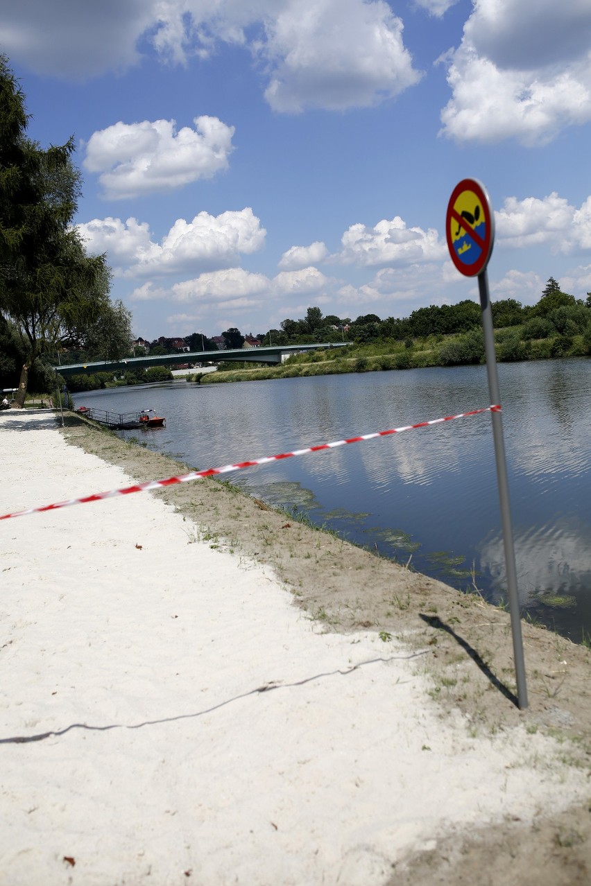 Na terenie klubu trwają ostatnie prace przed otwarciem plaży