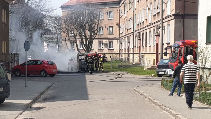 Bytom: ewakuowano dzieci z przedszkola. Płonął bus przed budynkiem WIDEO + ZDJĘCIA