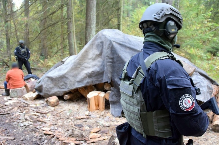 Funkcjonariusze KAS z Podlaskiego Urzędu Celno-Skarbowego w...