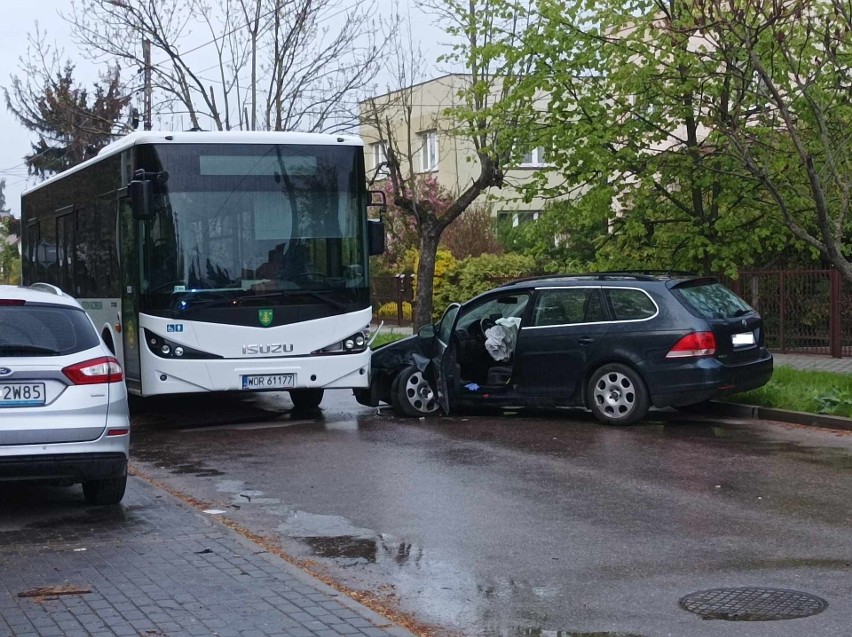 Zderzenie autobusu komunikacji miejskiej i osobówki na ul. Sportowej w Ostrowi Mazowieckiej 17.04.2024