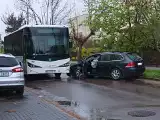 Zderzenie autobusu komunikacji miejskiej i osobówki na ul. Sportowej w Ostrowi Mazowieckiej 17.04.2024