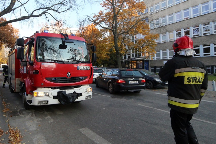 Fałszywy alarm na miasteczku akademickim. Obok ławki leżał podejrzany pakunek (ZDJĘCIA)