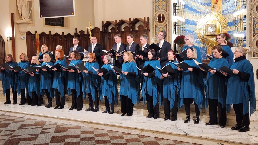 Ostrołęcki Chór Kameralny zaśpiewał w kościele pw. Zbawiciela Świata w Ostrołęce. 22.11.2023 wystąpił z koncertem pieśni sakralnych