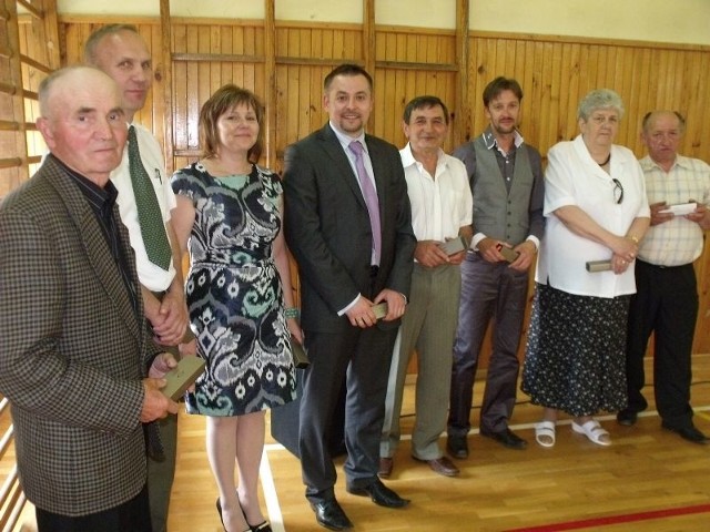 Najbardziej zasłużeni samorządowcy w gminie Łagów, od lewej Henryk Piątek, Henryk Stróżecki, wójt Małgorzata Orłowska-Masternak, przewodniczący Zbigniew Meducki, Tadeusz Lech, Zdzisław Zwoliński, Alicja Adamska, Tadeusz Kotwa.