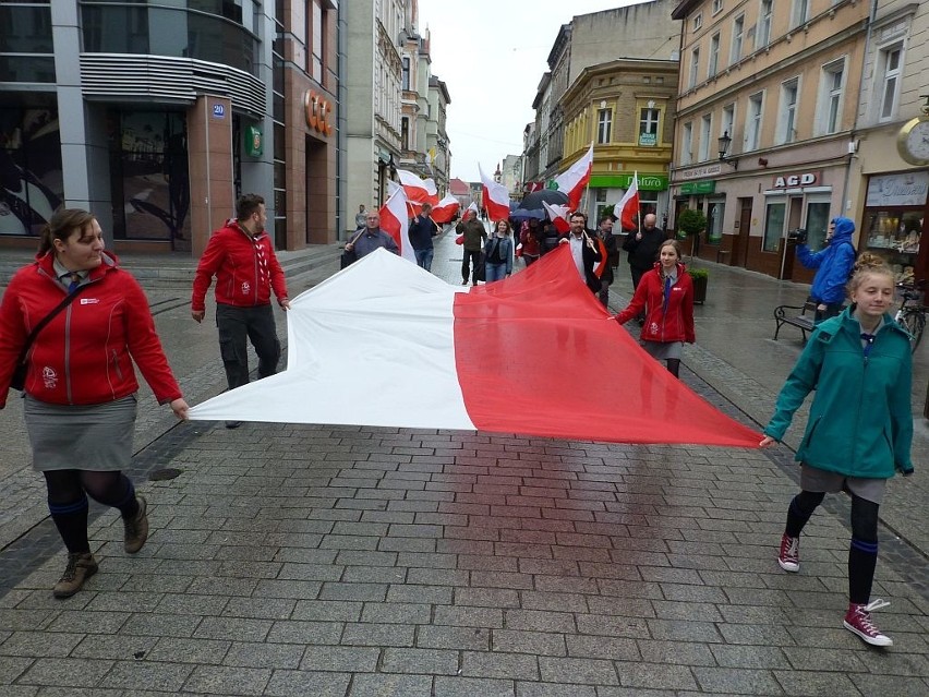 Duża flaga przyniesiona została przez harcerzy i harcerki z...