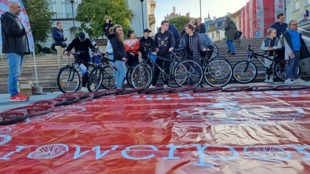 W sumie za przejechane w tegorocznej edycji kolejnych kilometrów udało się kupić 21 rowerów, które trafiły do dzieci z Domów Dziecka. Wszystkich rowerów rozdano już 339. Zobacz kolejne zdjęcia. Przesuwaj zdjęcia w prawo - naciśnij strzałkę lub przycisk NASTĘPNE