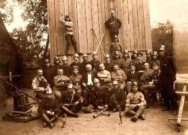 Zbiórka paradna białostockich strażaków harcerzy. Zdjęcie z 1917 r.