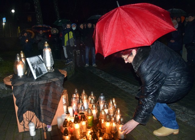 Dzisiaj (wtorek) o godz. 20 mieszkańcy Miastka spotkali się pod Pomnikiem Narodu Polskiego, aby w ciszy pożegnać prezydenta Gdańska Pawła Adamowicza. Zapalono znicze. Jeszcze jutro (środa) w miasteckim ratuszu można wpisać się do księgi kondolencyjnej. (ang)