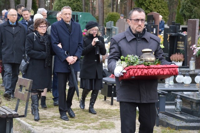 Urna z prochami Zdzisława Malickiego niesiona do grobu