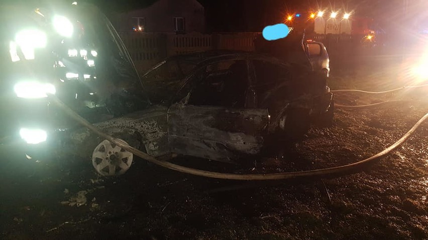 Powiat brzeziński. Na podwórku w Zawadach (gm. Dmosin) spalił się samochód. ZDJĘCIA