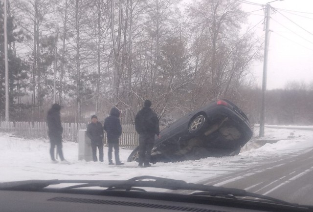 Audi wpadło do rowu na drodze w Kozinkach w gminie Zakrzew.