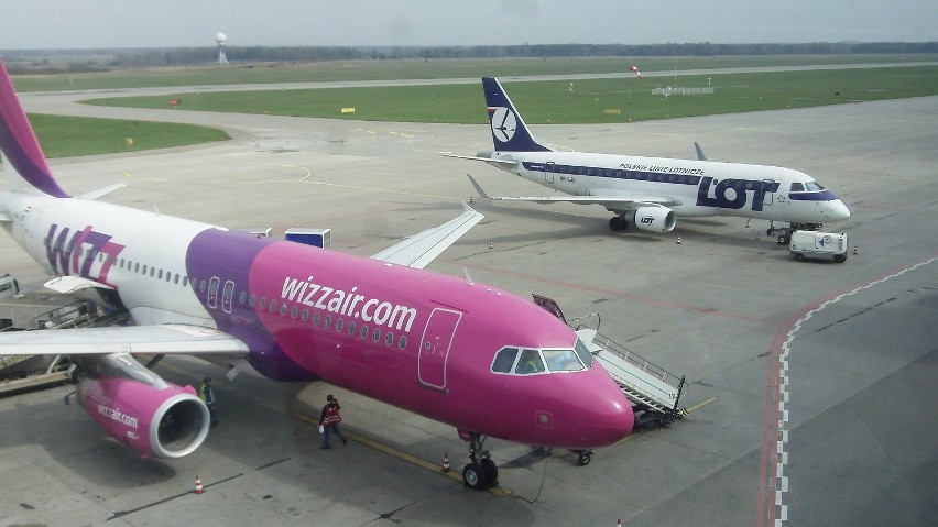 LOT z Pyrzowic lata na razie do Warszawy. Wizz Air to...