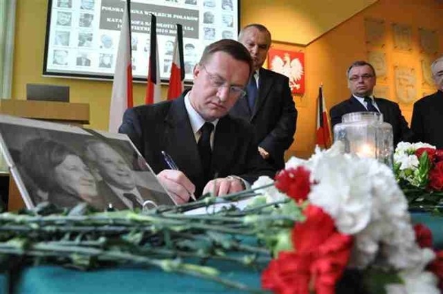 Pracownicy UW wpisują sie do ksiegi kondolencyjnej po tragedii w Smolensku