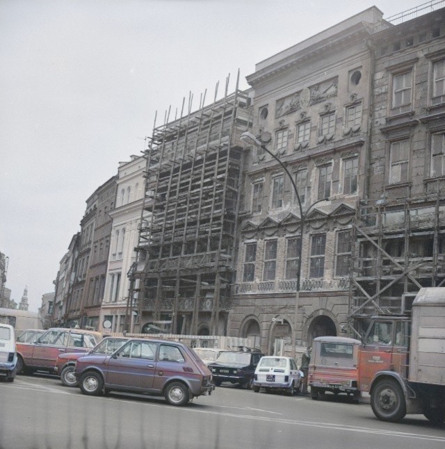 Zabytkowe kamienice przy Rynku Głównym. Wśród samochodów, na...