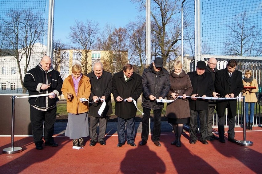 Starostwo oddało cztery nowe boiska szkolne...