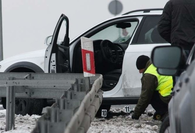 Policjant został postrzelony z broni służbowej kolegi w czasie szarpaniny z kierowcą audi.