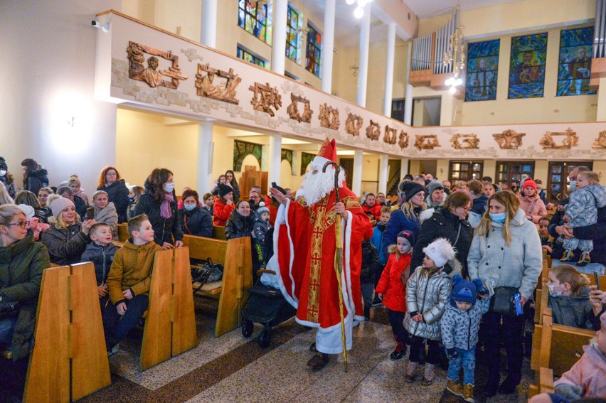 Mikołaj odwiedził dzieci na osiedlu Kmiecie w Przemyślu. Rozdał 200 paczek! [ZDJĘCIA]